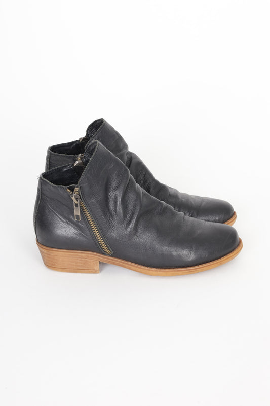 Django & Juliette Womens Black Boots  Size EU 36