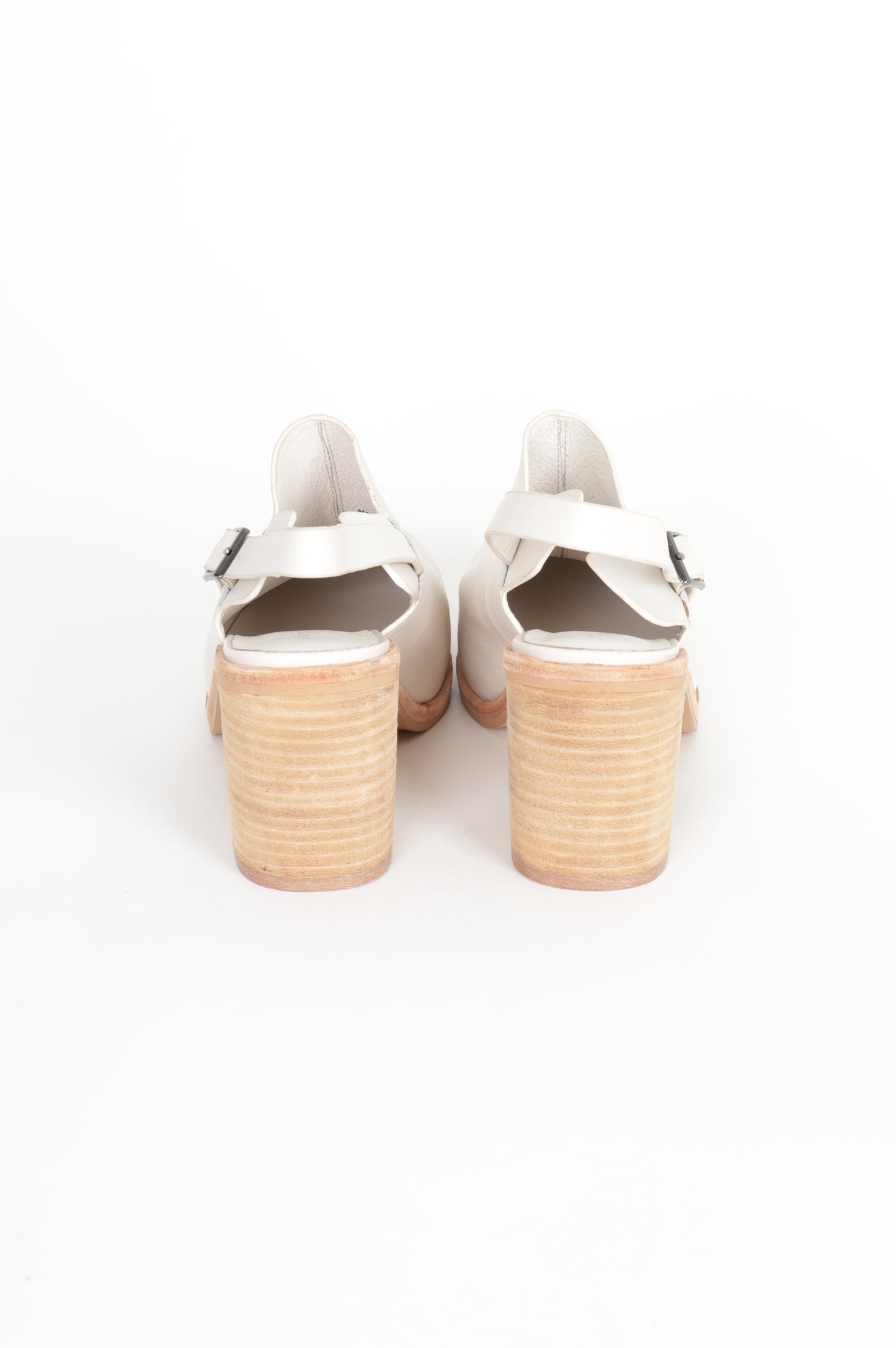 Intentionally_____ Womens White Shoes Size EU 40