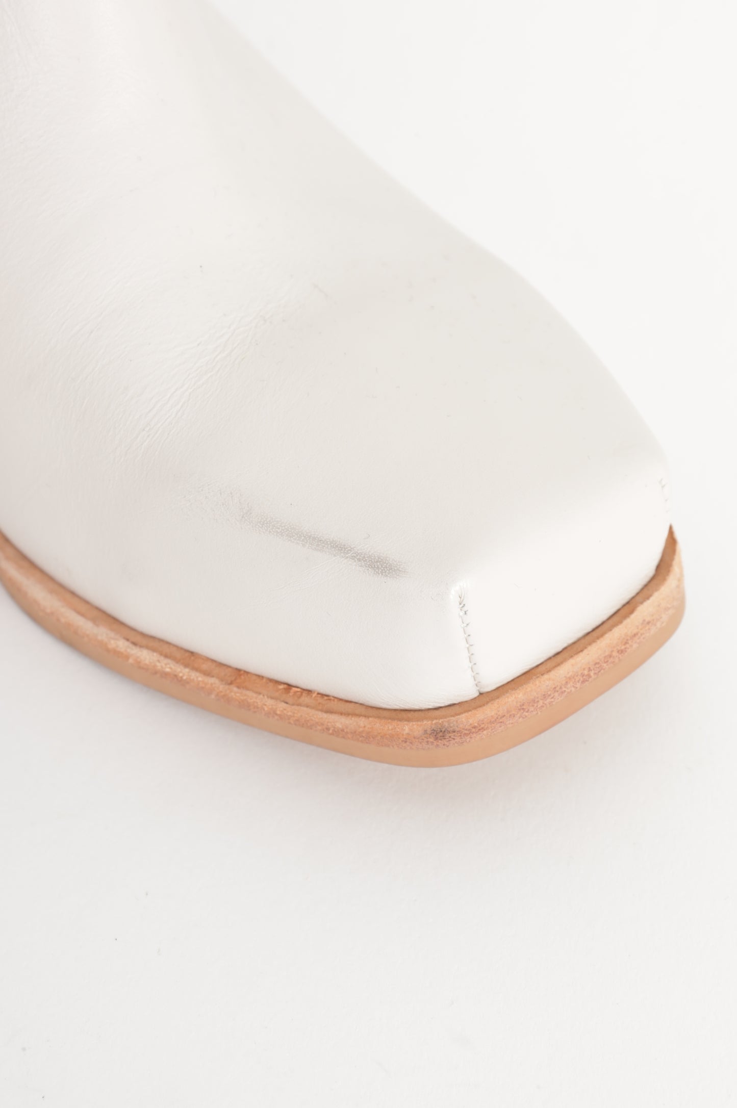 Intentionally_____ Womens White Shoes Size EU 40